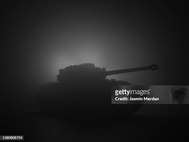 tank silhouette in battlefield at dawn - ukraine war photos et images de collection