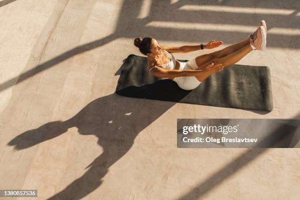 abs muscles endurance workout of young sportive woman. powerful interval tabata training. - muscolo addominale foto e immagini stock