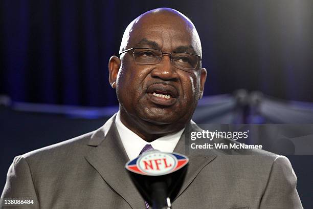 Former New York Giants defensive linemen George Martin speaks at the podium during a press conference held by the NFL Alumni Association at the Super...