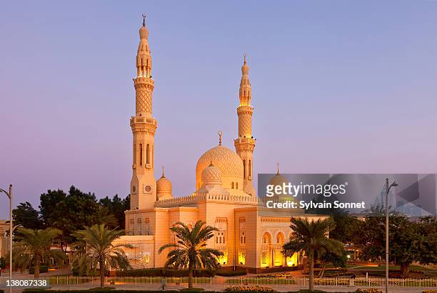 dubai, jumeirah mosque at dusk - jumeirah mosque stock pictures, royalty-free photos & images