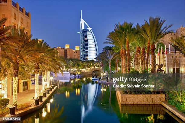 dubai, madinat jumeirah and the burj al arab hotel - dubai jumeirah beach stockfoto's en -beelden