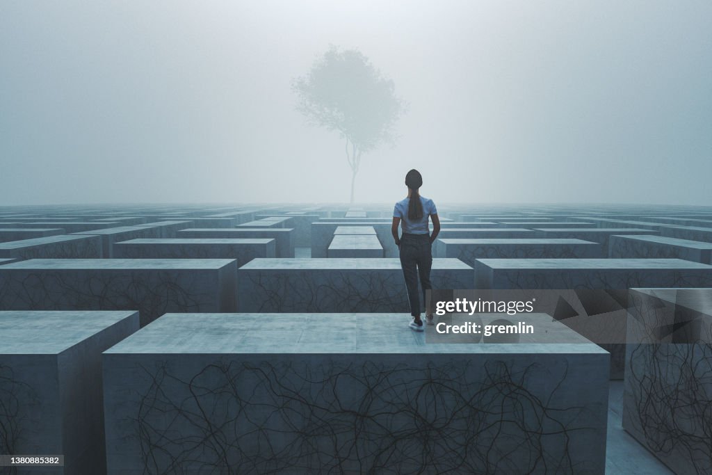 Jeune femme debout dans un labyrinthe fantastique