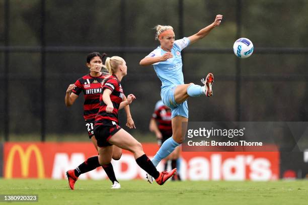 Hannah Wilkinson Melbourne City controls the ball during the A-League Women's match between Western Sydney Wanderers and Melbourne City at Wanderers...