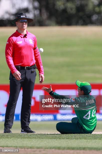 Anam Amin of Pakistan celebrates after taking the wicket of Smriti Mandhana of India while Umpire Alex Wharf of England looks on during the 2022 ICC...