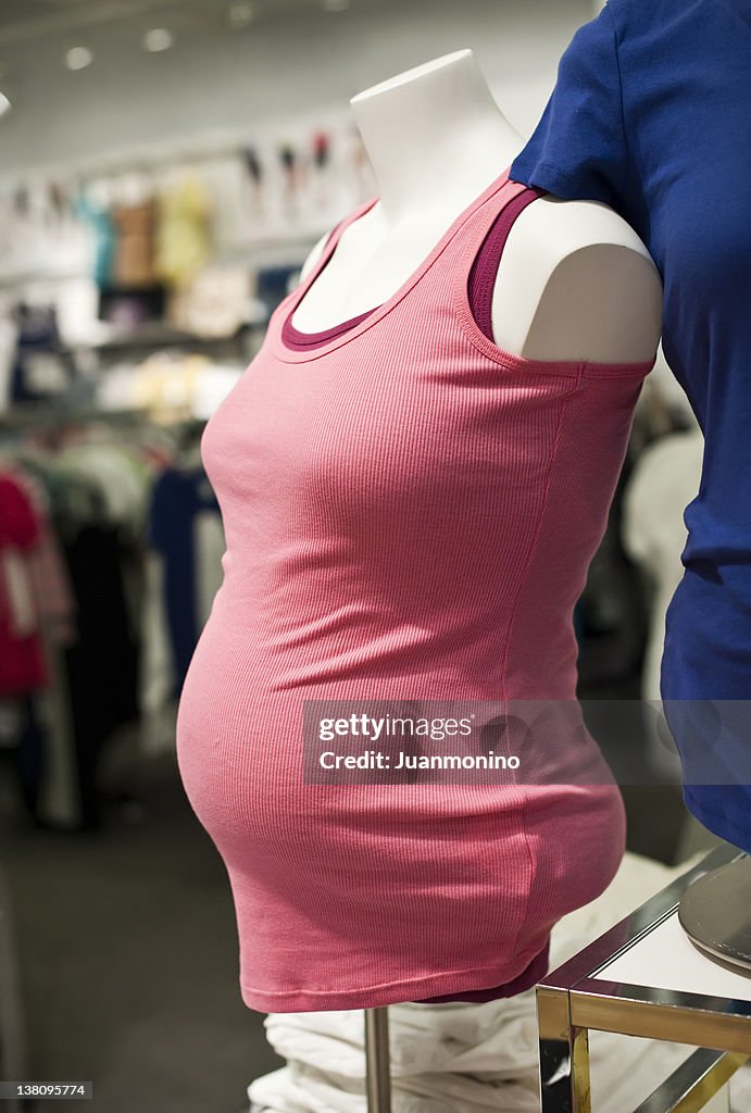 Vista lateral de relatórios sem notificação (headless) grávida Manequim de loja.