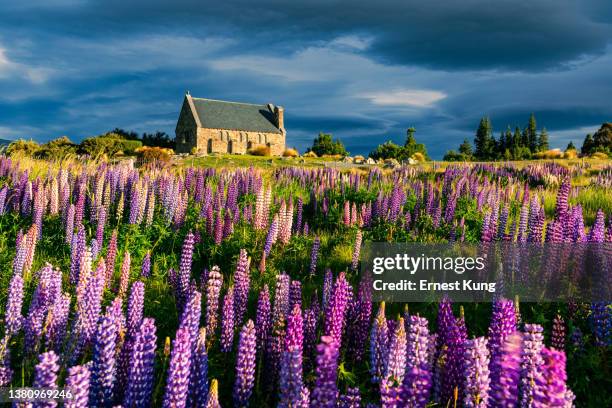 iglesia del buen pastor, puesta de sol en medio de la tormenta, lago tekapo, aotearoa nueva zelanda, primavera - tékapo fotografías e imágenes de stock