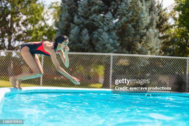 joven hispana saltando a la piscina comunitaria serie de fotos - just do it fotografías e imágenes de stock