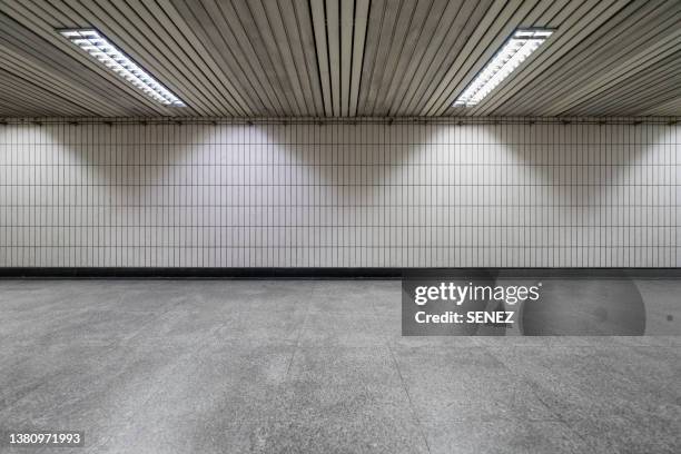 empty studio background - tiled floor stock-fotos und bilder