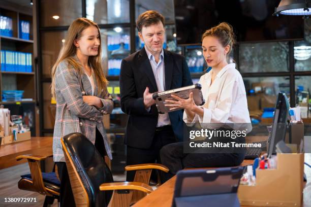 role of supervisors in relationship building to improve business continuity. business product development team in modern office. they are making discussion of product strategy and life cycle on a tablet. - produktlebenszyklus stock-fotos und bilder
