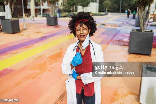 retrato de la doctora que está de pie fuera del hospital - historia-negra-de-estados-unidos fotografías e imágenes de stock