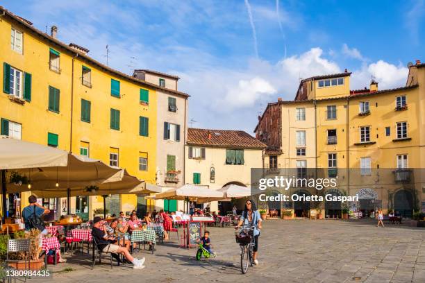 lucca, piazza dell'anfiteatro (tuscany, italy) - lucca stock pictures, royalty-free photos & images