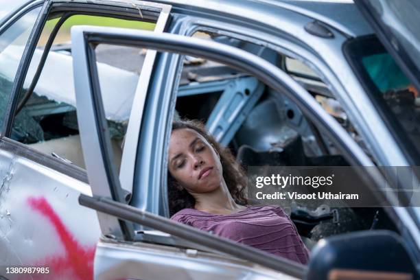 woman injured in car after a car accident. - gory car accident fotos stockfoto's en -beelden