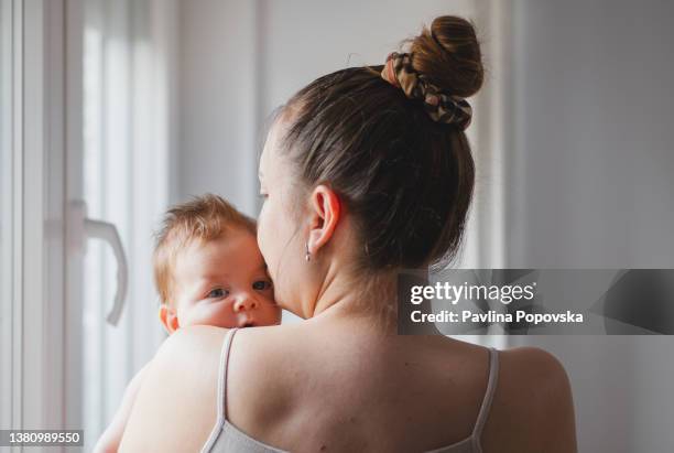 abrazo de madre - baby skin fotografías e imágenes de stock