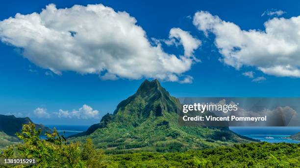 inside moorea island - モーレア ストックフォトと画像