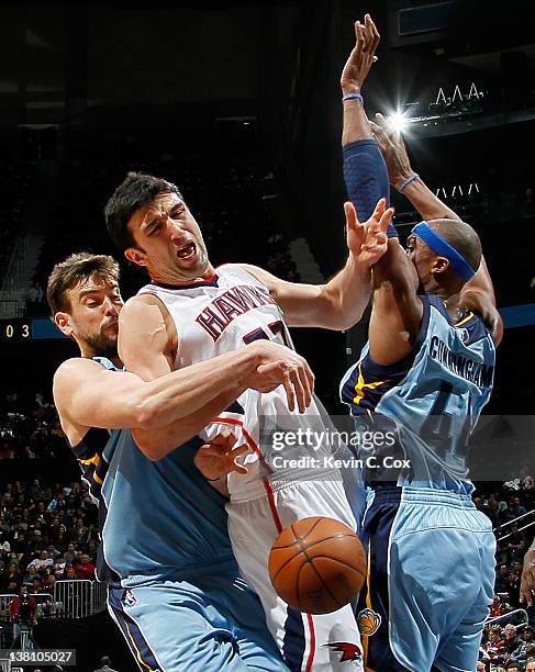 Marc Gasol of the Memphis Grizzlies fouls Zaza Pachulia of the Atlanta Hawks at Philips Arena on February 2, 2012 in Atlanta, Georgia. NOTE TO USER:...