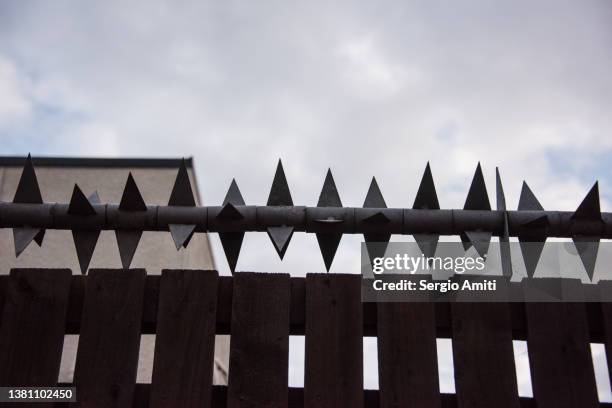 fence anti burglar spikes - pointy architecture stock pictures, royalty-free photos & images