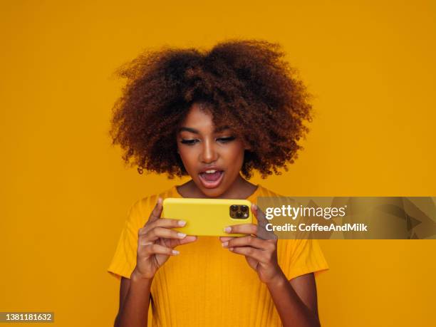 mulher segurando um telefone inteligente - win 15 - fotografias e filmes do acervo