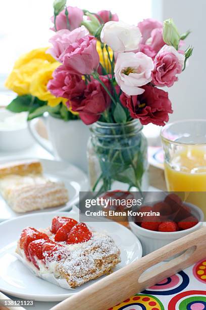 breakfast - lisianthus flowers in glass vases stock-fotos und bilder