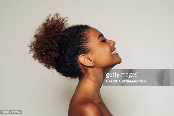 schönes afro-mädchen mit lockiger frisur - afro hairstyle stock-fotos und bilder