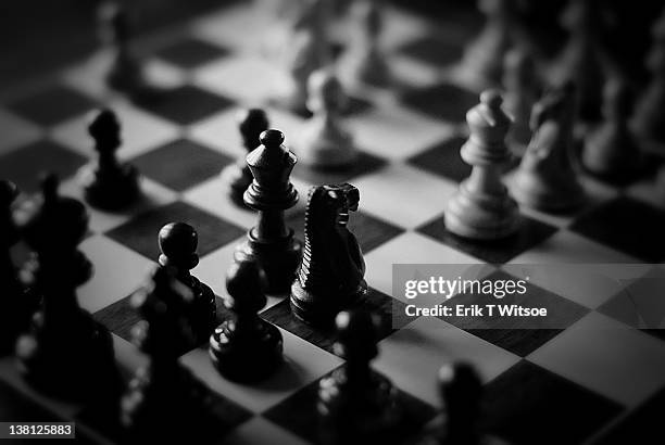 game of chess in black and white - chess game stockfoto's en -beelden