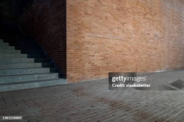 brick wall, steps, floor - perspectiva en disminución fotografías e imágenes de stock