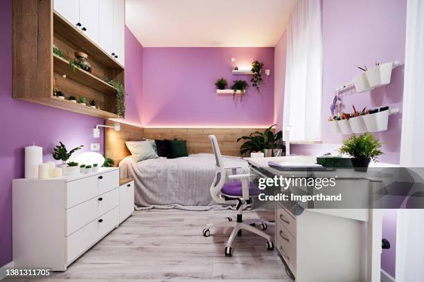 habitación moderna, luminosa y para adolescentes - lavender color fotografías e imágenes de stock