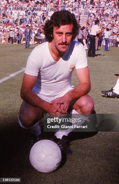 Vicente Del Bosque, soccer player of Real Madrid, in the stadium 'Santiago Bernabeu', 1974. Madrid, Spain.