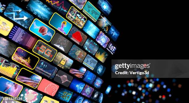medienkonzept mehrere fernsehbildschirme - smart tv stock-fotos und bilder