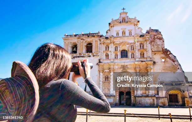 beautiful girl taking photos of historical building.  san francisco church, antigua - guatemala - social history 個照片及圖片檔