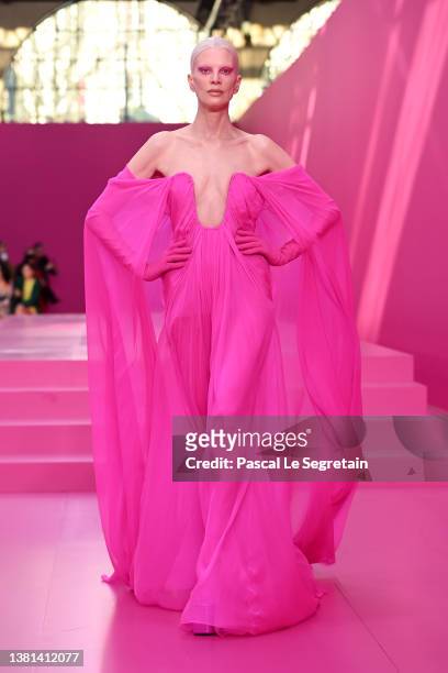 Kristen McMenamy walks the runway during the Valentino Womenswear Fall/Winter 2022-2023 show as part of Paris Fashion Week on March 06, 2022 in...