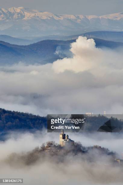 tsarevets festung in veliko tarnovo, bulgarien im nebel, blick von oben - bulgaria stock-fotos und bilder
