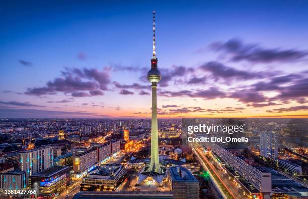 panorama dello skyline di berlino con la famosa torre della televisione ad alexanderplatz. germania - berlin foto e immagini stock