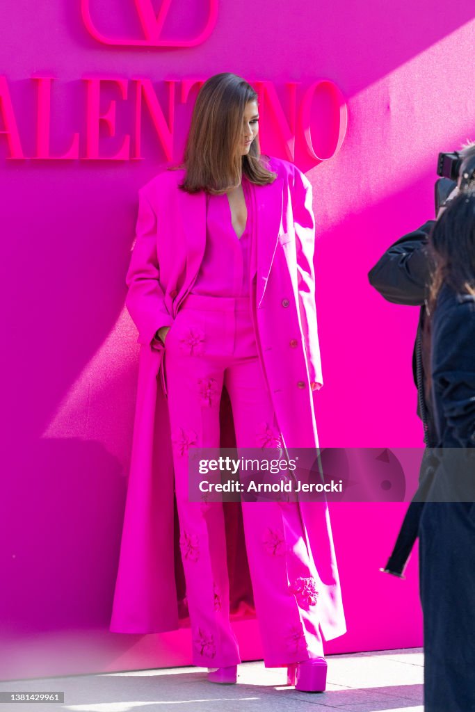 Valentino : Outside Arrivals - Paris Fashion Week - Womenswear F/W 2022-2023