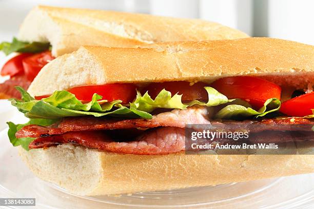 bacon, lettuce and tomato sandwich close up - bocadillo de beicon lechuga y tomate fotografías e imágenes de stock