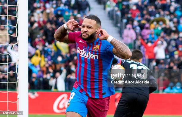 Memphis Depay of FC Barcelona celebrates after scoring his team's second goal during the LaLiga Santander match between Elche CF and FC Barcelona at...