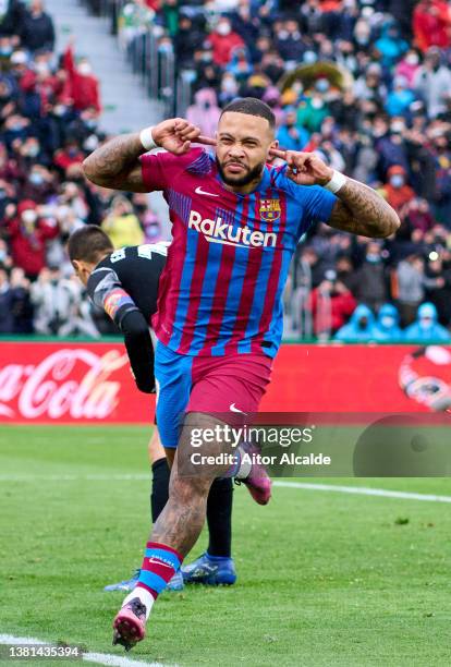 Memphis Depay of FC Barcelona celebrates after scoring his team's second goal during the LaLiga Santander match between Elche CF and FC Barcelona at...