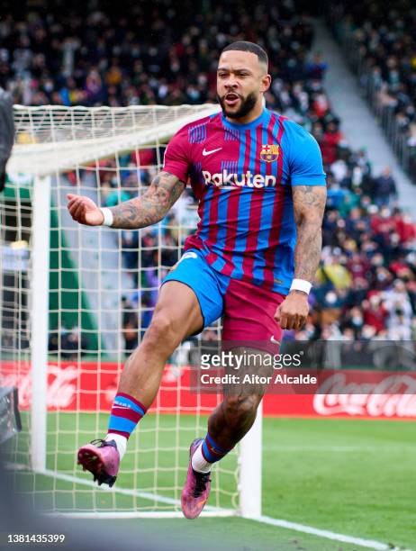 Memphis Depay of FC Barcelona celebrates after scoring his team's second goal during the LaLiga Santander match between Elche CF and FC Barcelona at...