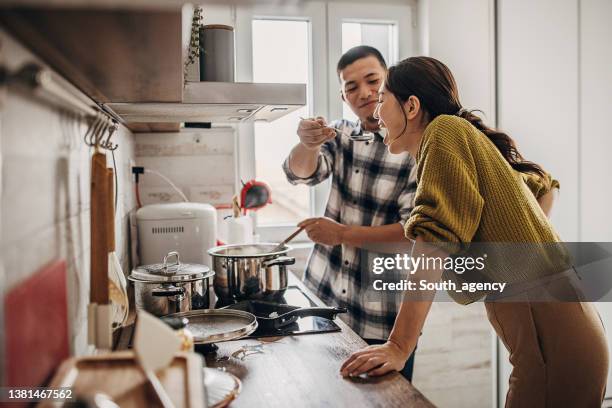 man cooking for wife - heating stockfoto's en -beelden