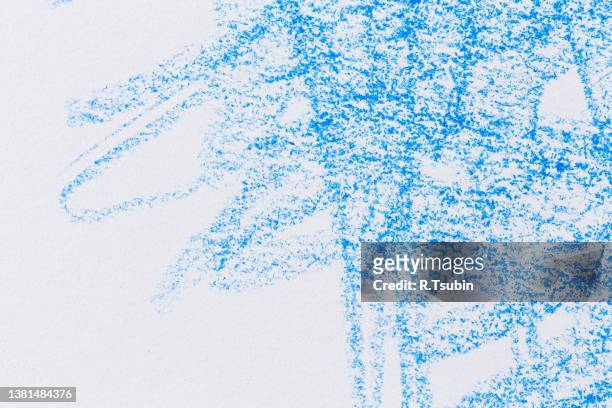 wax crayon hand drawing blue background texture - carbon paper stockfoto's en -beelden
