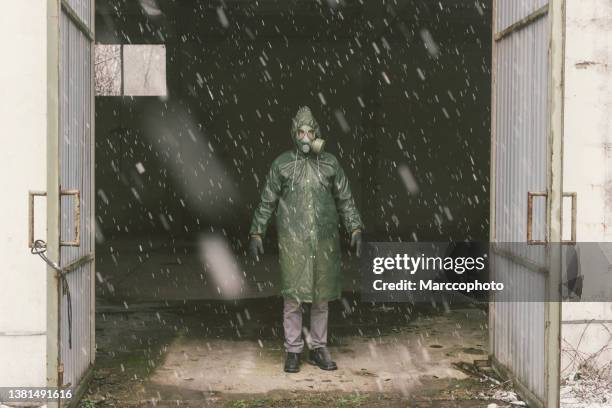 taking shelter from nuclear war - radioactive contamination 個照片及圖片檔