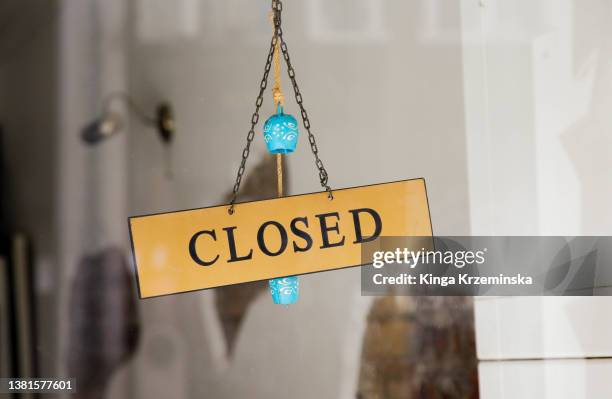 'closed' sign - retail store signage stock pictures, royalty-free photos & images
