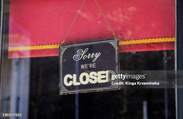 'sorry, we're closed' sign - geschlossen schild mit öffnungszeiten stock-fotos und bilder