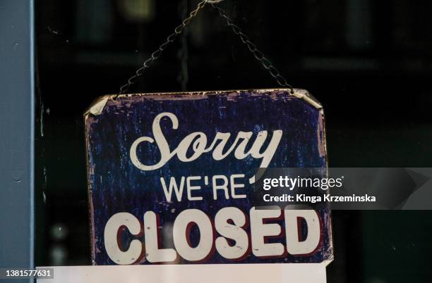 'sorry,  we're closed' sign - business closing 個照片及圖片檔