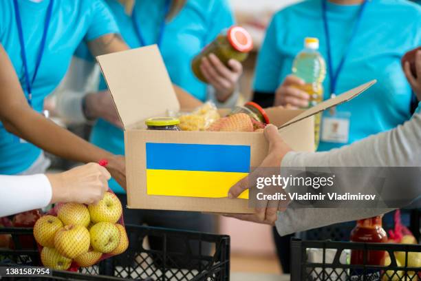 humanitäre hilfe für menschen in not in der ukraine - supermarket help stock-fotos und bilder