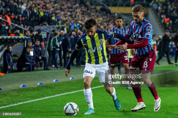 Diego Rossi of Fenerbahce SK, Edin Visca of Trabzonspor during the Turkish Süper Lig match between Fenerbahçe SK and Trabzonspor at ükrü...