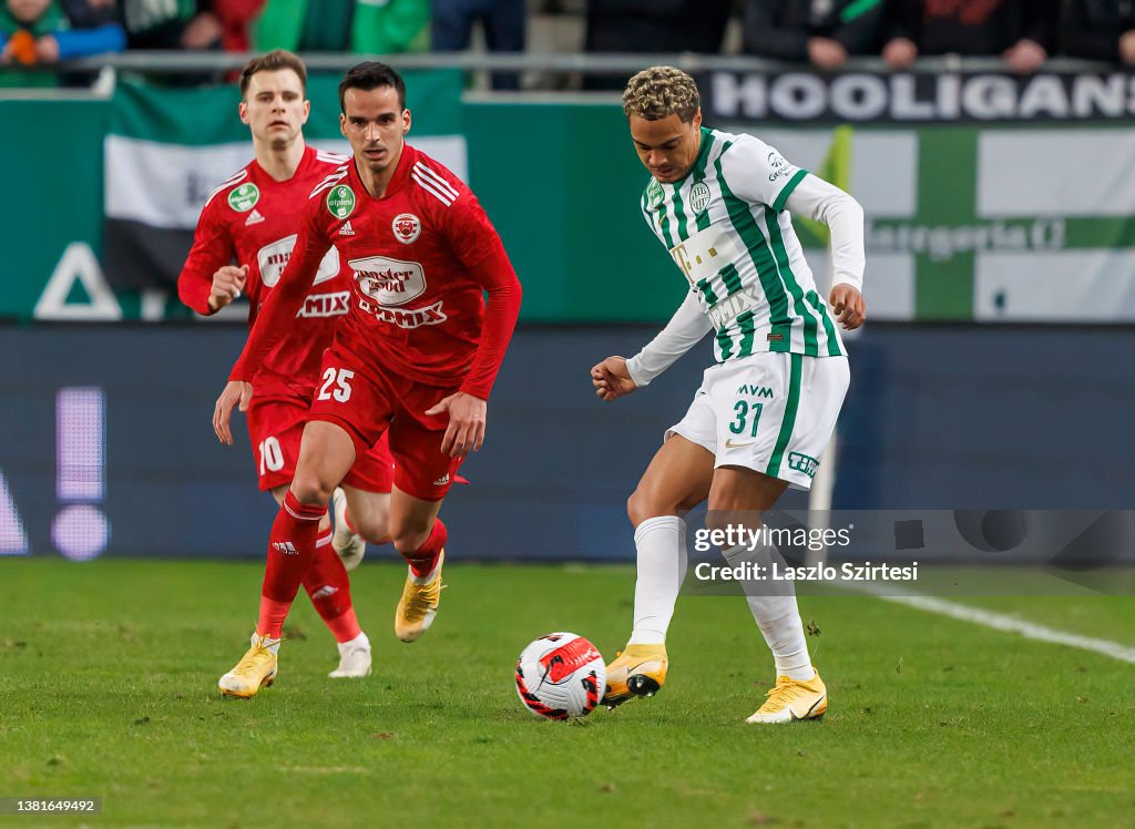 Henry Wingo of Ferencvarosi TC passes the ball in front of Matheus News  Photo - Getty Images