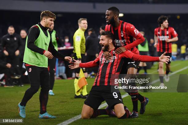 Olivier Giroud of AC Milan celebrates with team mate Fikayo Tomori after scoring their sides first goal during the Serie A match between SSC Napoli...