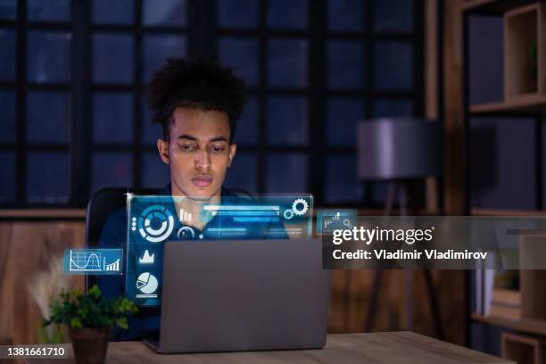 un ingeniero masculino analizando la bolsa de valores - holograma fotografías e imágenes de stock