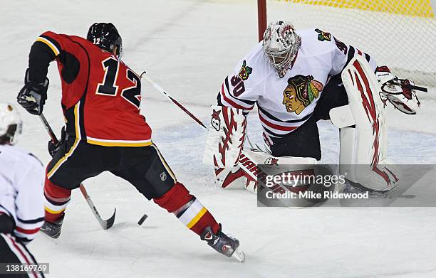 Jarome Iginla of the Calgary Flames goes to the backhand to score against Ray Emory of the Chicago Blackhawks in third period NHL action on February...