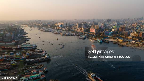 vista aérea da capital de bangladesh da cidade de dhaka - flag of bangladesh - fotografias e filmes do acervo